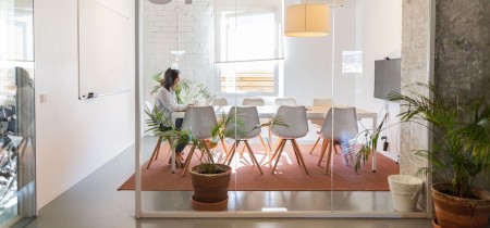 nine person meetingroom